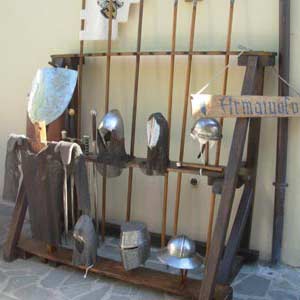 Foto esposizione delle armi medievali, archi, frecce, lance ecc. nel banchetto dell'armaiuolo