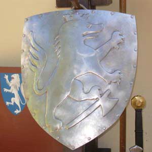 Scudo medievale con stemma matildico a sbalzo nel metallo